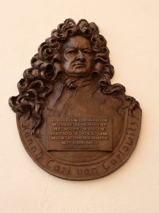 https://de.wikipedia.org/wiki/Hans_Carl_von_Carlowitz#/media/File:Carlowitz_Gedenktafel_Freiberg.jpg